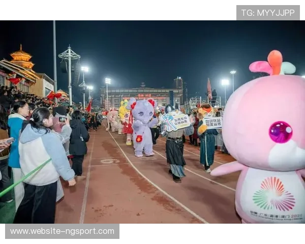 暂停期间吉祥物表演失误，摔跤场面逗笑全场