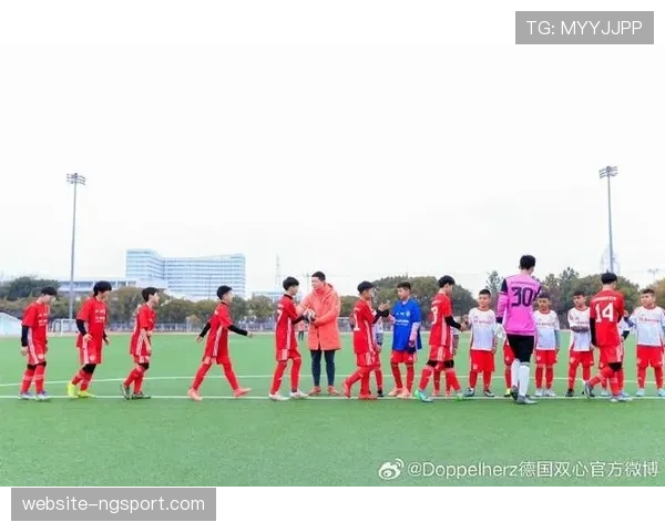 慕尼黑足球学院举办青少年训练营,重点课程为“小范围肋部配合”