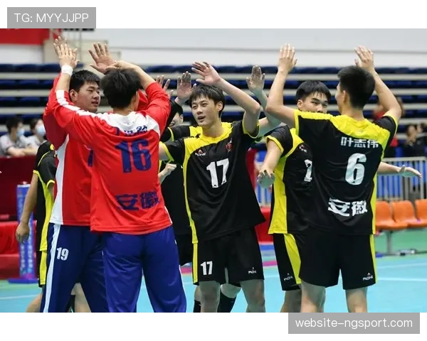 安徽高校手球比赛现场气氛火热，运动员传接配合默契十足